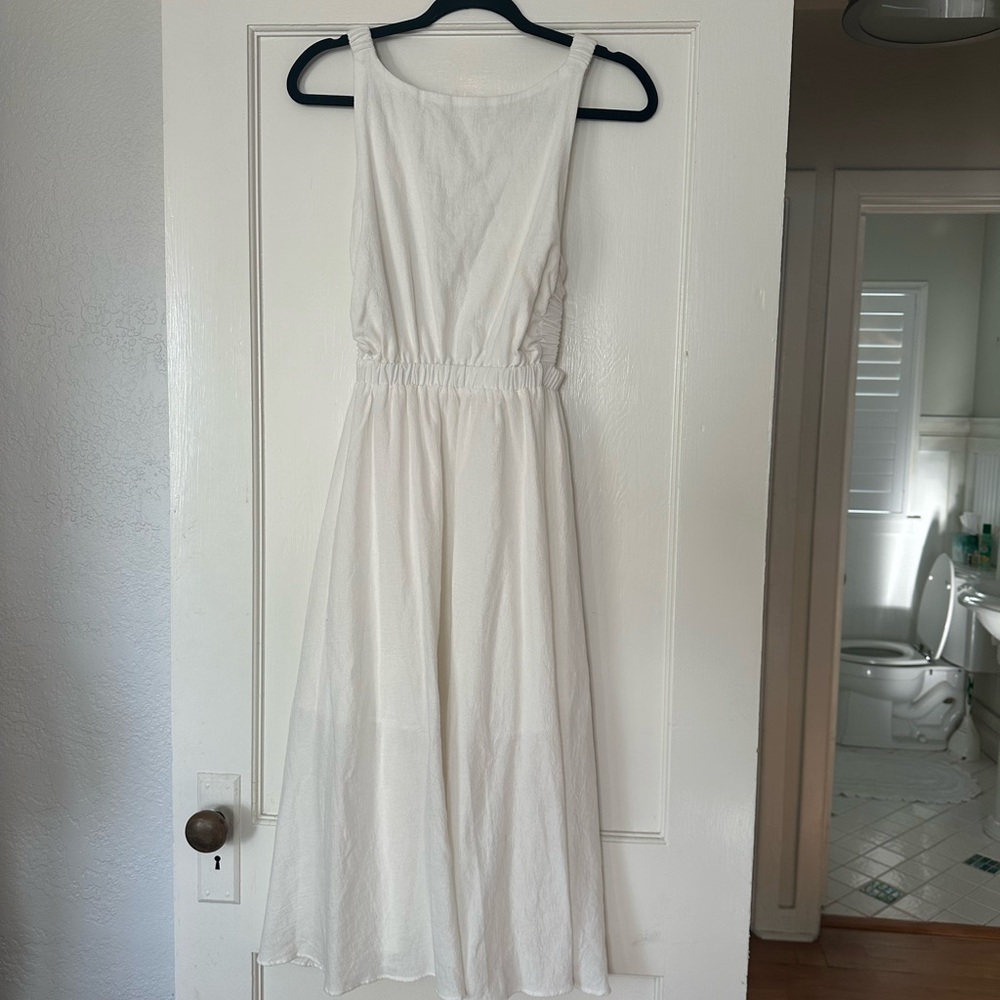 Elegant White Sleeveless Dress